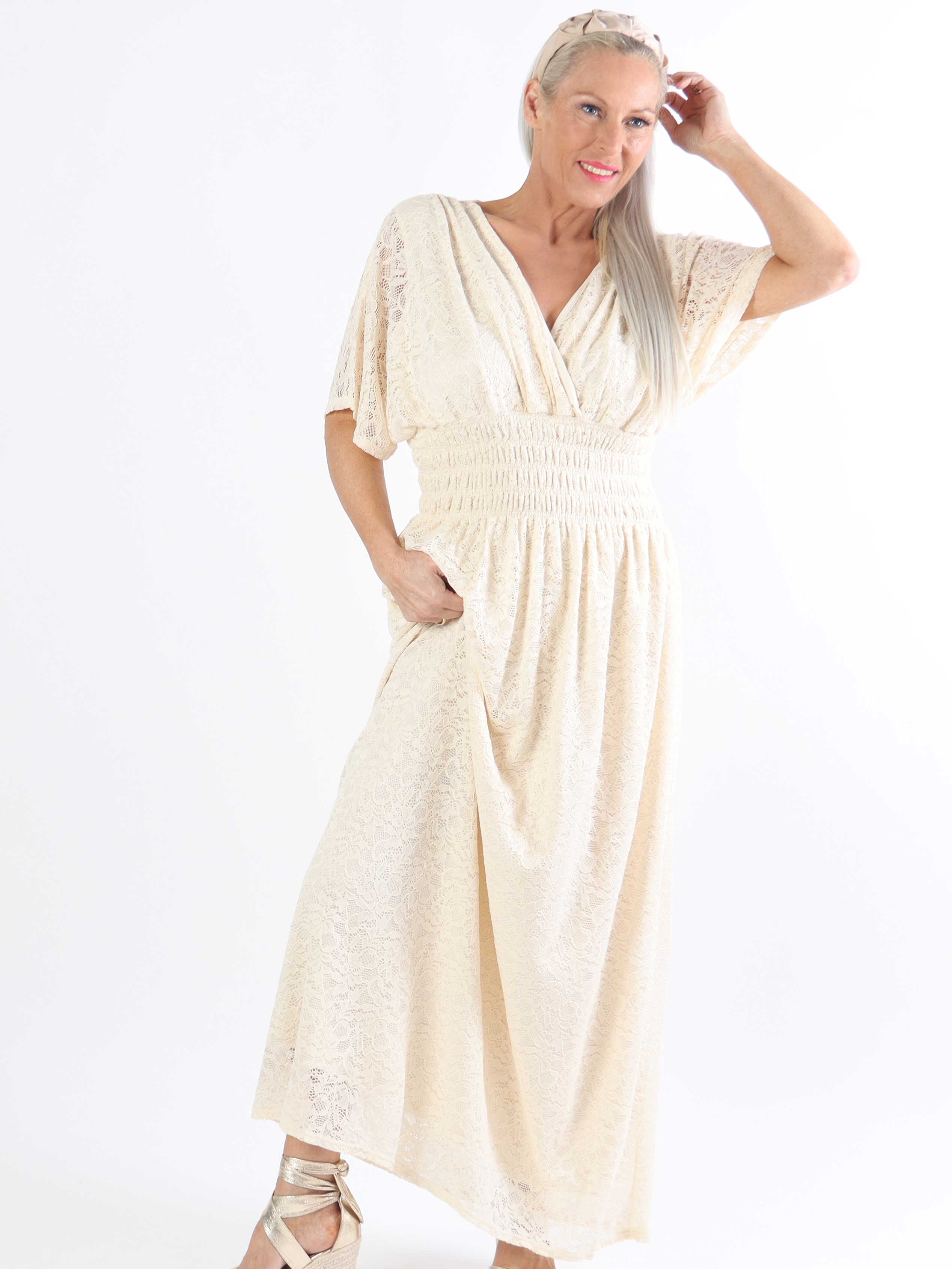 Pams Lace - Lang plus size kjole i blonde med smock under brystet